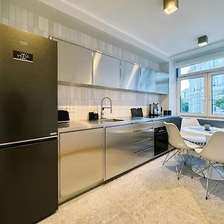 Apartment Stylish 2-bedroom In The Heart Of *