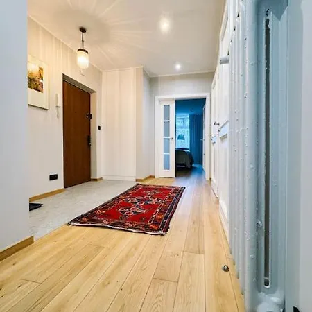 Stylish 2-bedroom In The Heart Of Апартаменты Варшава