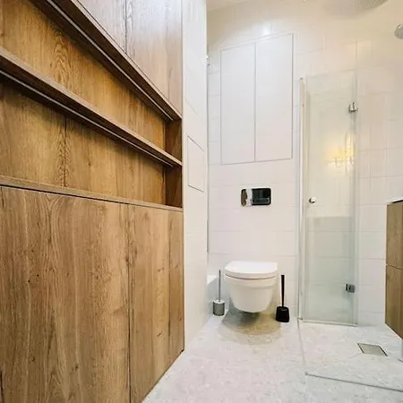 Stylish 2-bedroom In The Heart Of Апартаменты